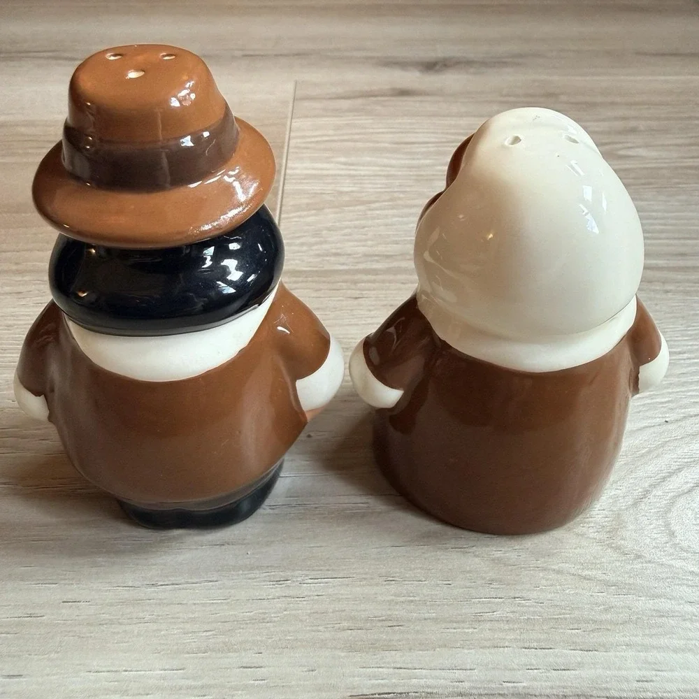 Pilgrim Pair Salt and Pepper Shakers Thanksgiving Themed 2004 Vintage Publix